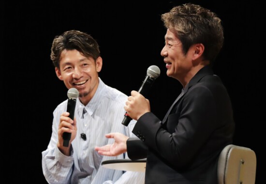 神戸朝日ホールで笑顔でトークをする鳥谷敬さんと清水健