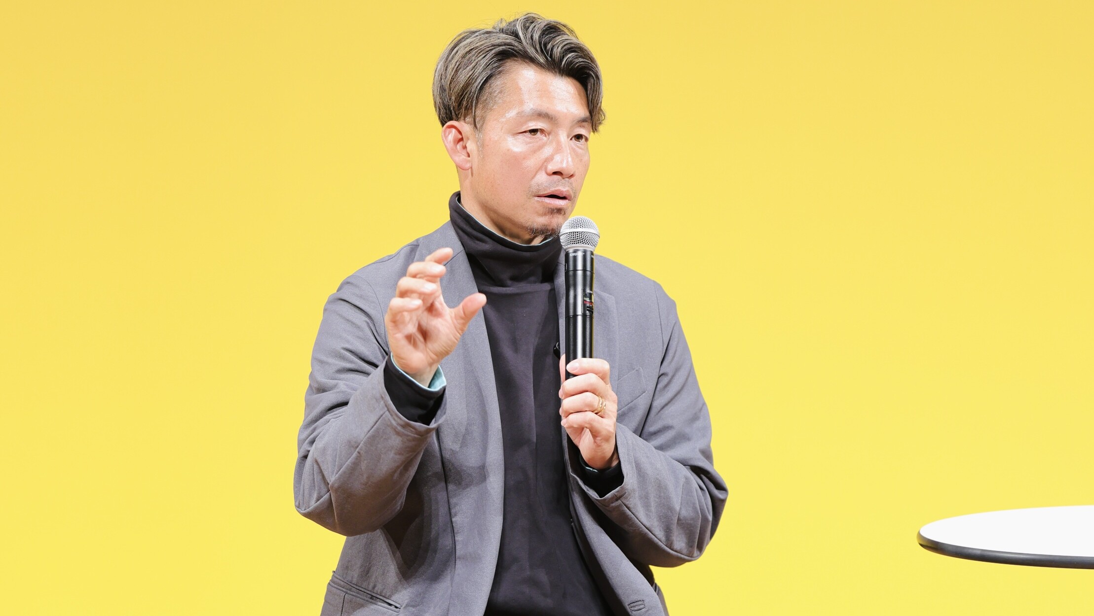 鳥谷敬がトークライブでマイクを手に語るステージの様子