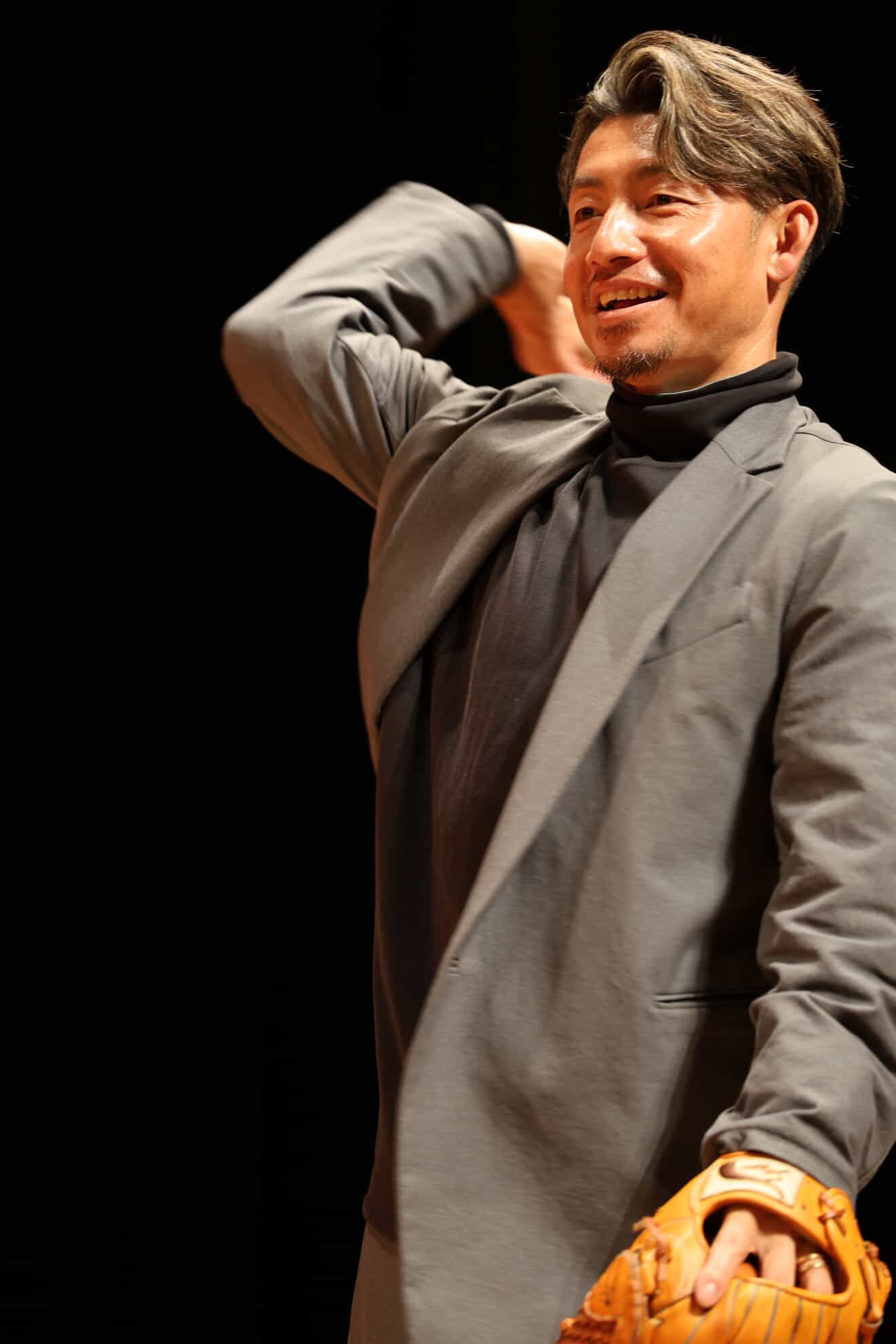 トークライブのステージ上でボールを投げ合う鳥谷敬と清水健