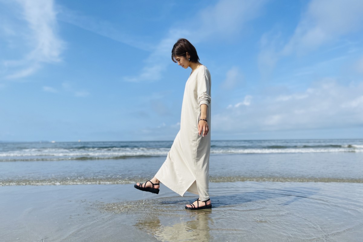 海,砂浜,歩く女性