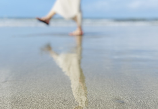 海,砂浜,歩く女性