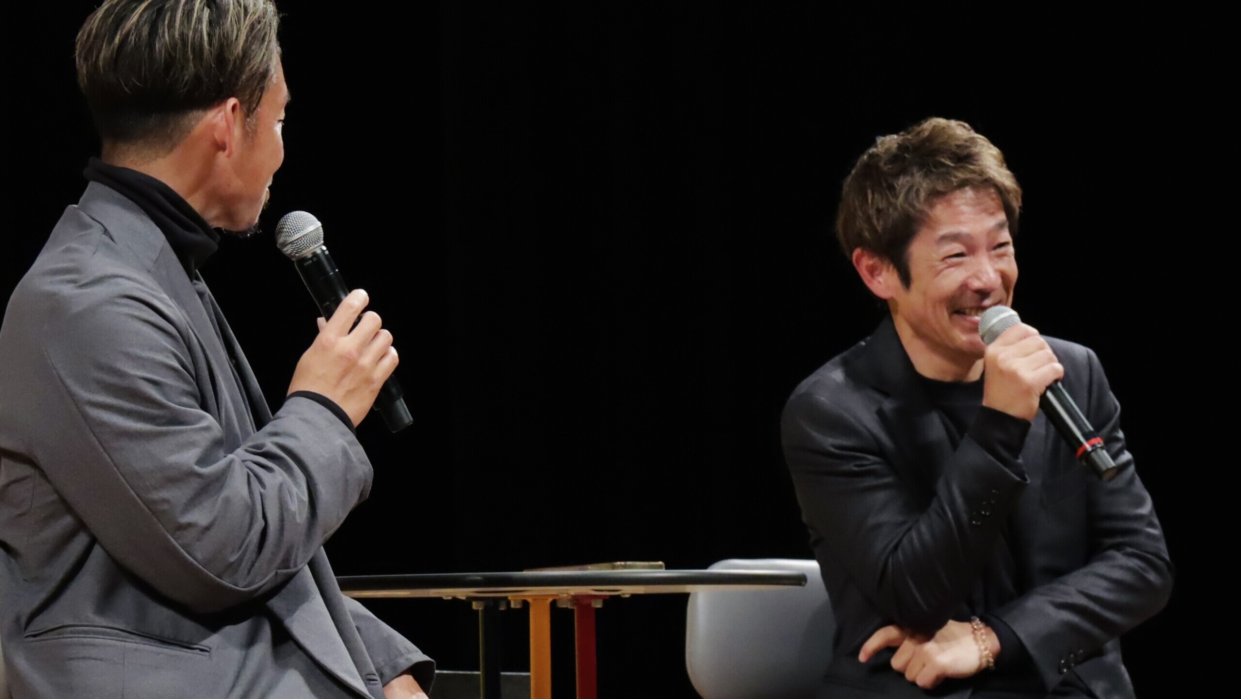 マイクを手に語り合う鳥谷敬と清水健のトークライブ