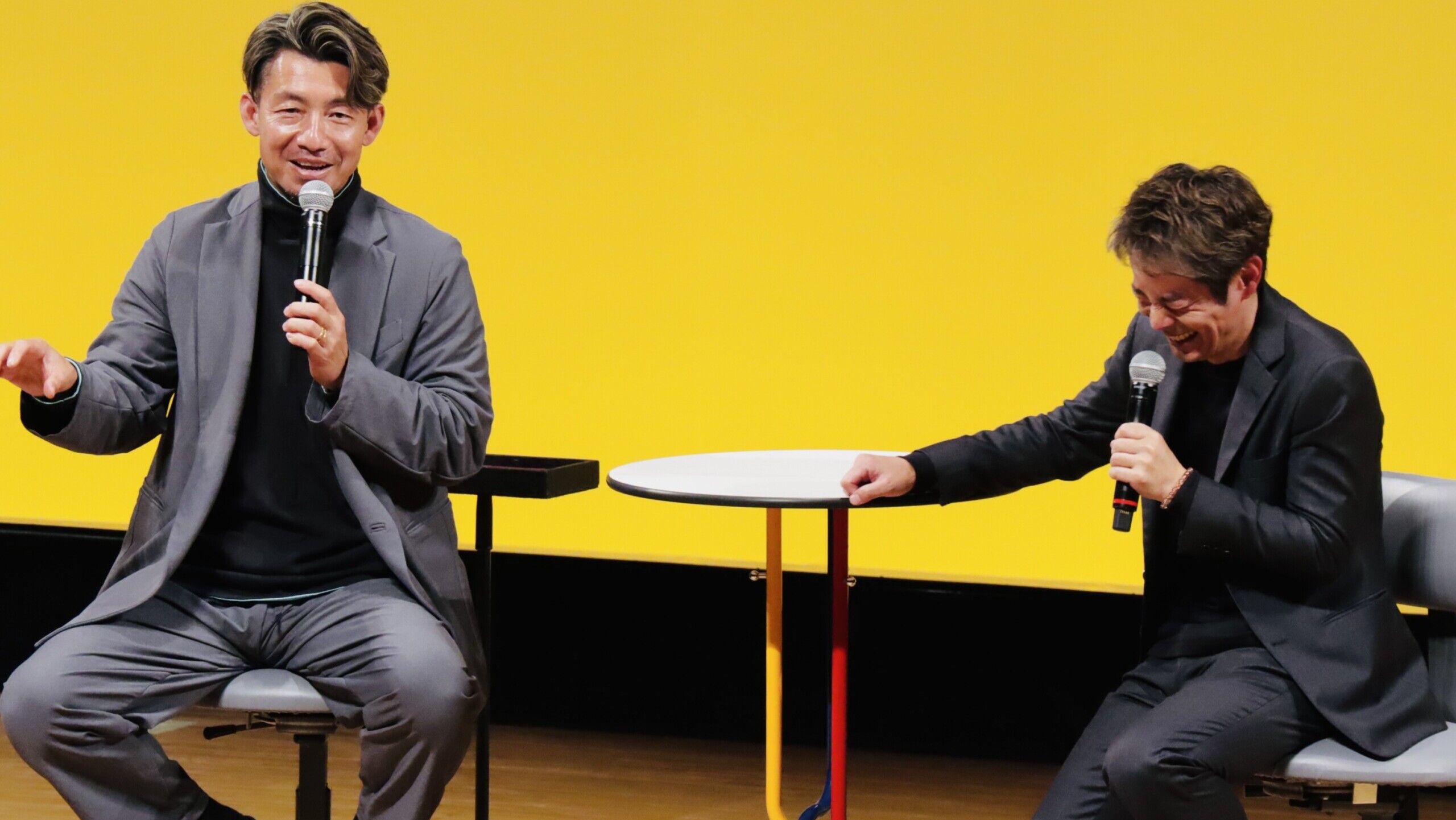 鳥谷敬と清水健がステージ上で対談するトークライブの様子