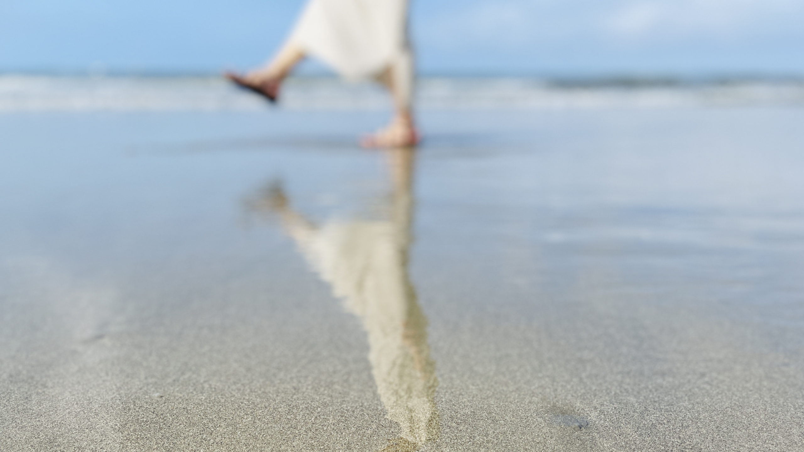 砂浜,歩く女性